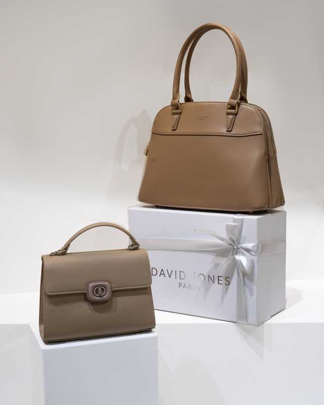 راهنمای کامل نگهداری و تمیز کردن کیف دیوید جونز: عمر کیف چرم صنعتی خود را چطور ۵ سال افزایش دهیم؟ | دیویدجونز ، اصفهان نمایندگی رسمی